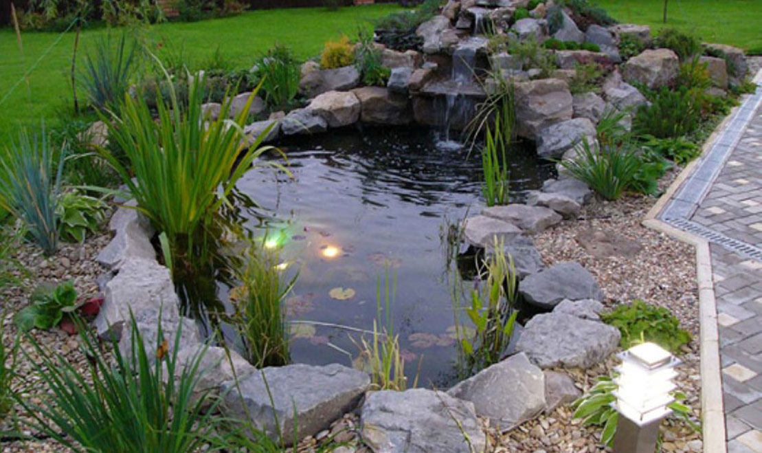 Декоративное озеро/пруд